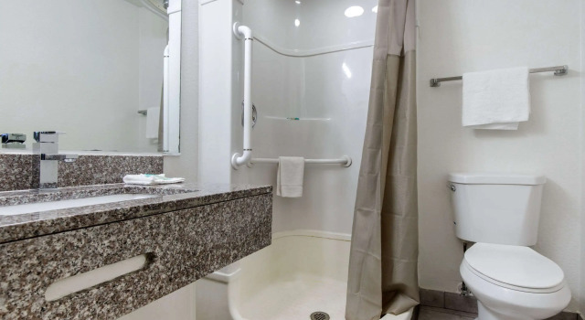Четырёхместный номер Standard Rodeway Inn Winston Salem Route 52
