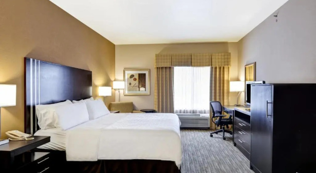 Люкс Holiday Inn Express Hotel & Suites Milwaukee-New Berlin by IHG