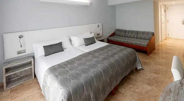Quadruple room with balcony Hotel Bahia del Sol