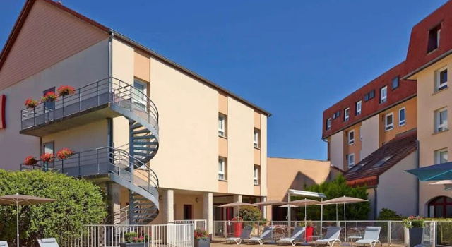 Кровать в общем номере ibis Beaune Centre