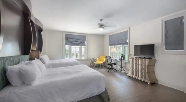 Четырёхместный номер Standard White House Hotel
