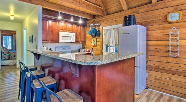 Коттедж с 3 комнатами Wintergreen Home w/ Deck - Near Skiing & Hiking!