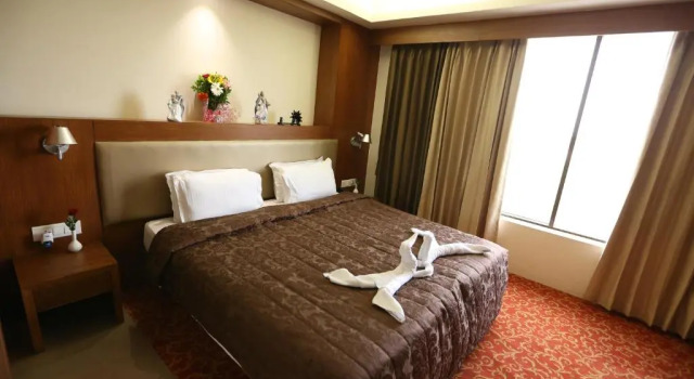 Полулюкс SilverCloud Hotel and Banquets