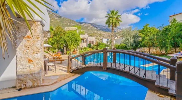 Коттедж House With Private Pool and Garden 4 min to Beach