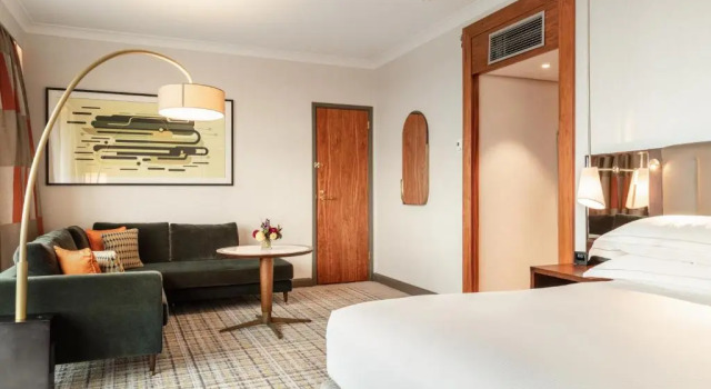 Двухместный полулюкс с видом на канал Hilton Amsterdam