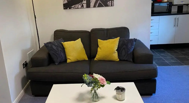 1 bedroom apartment with own entrance and parking space, Varaa Huoneisto Asunnot kohteessa Merseyside, Huoneisto