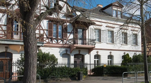 " Mademoiselle " 17 Boulevard du Champ de Mars