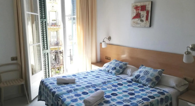 Hostal Felipe 2, Забронировать Отель Недорогие отели Барселоны, рядом с Станция метро La Sagrada Família, недорого