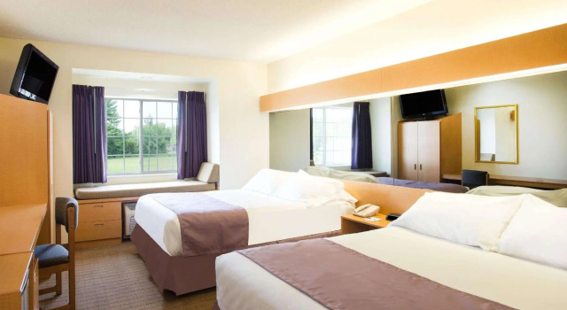 Четырёхместный номер Standard Microtel Inn & Suites by Wyndham Plattsburgh