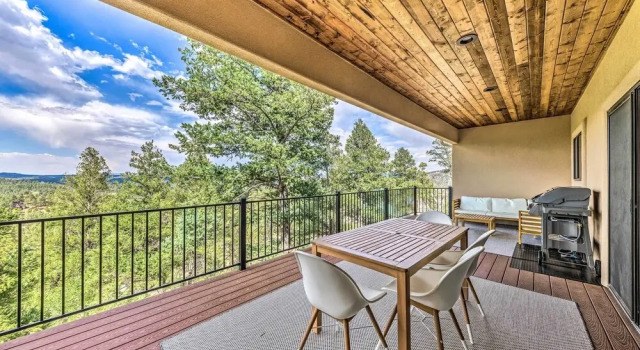 Коттедж Modern Mtn Retreat, Walk to Lake & Trails!
