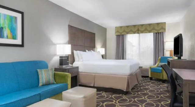 Люкс Holiday Inn Express Hotel & Suites Ames by IHG