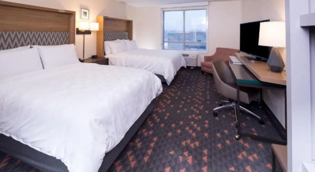Четырёхместный номер Standard Holiday Inn Hotel & Suites Ann Arbor University of Michigan Area by IHG