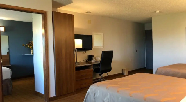 Четырёхместный номер Standard Quality Inn & Suites Watertown Fort Drum