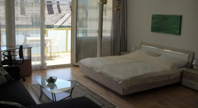 Апартаменты Serviced Apartment with Sunny Balcony