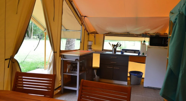 Camping Le Petit Lion - Tente Safari, Rezervasyon Kamp Alanı Vendoire otoparklı oteller, Otopark