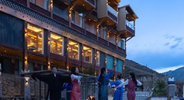 Yake Cloud Lodge  DanBa, Забронировать Отель Бизнес-отели Данба, 4* 5*