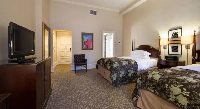 Четырёхместный номер Deluxe The Pfister Hotel