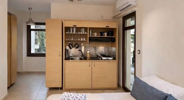 Bright Studio w Balcony - Near Thessaloniki Center, Забронировать Апартаменты/квартира Апартаменты Салоников, рядом с Триумфальная арка императора Галерия, Апартаменты/квартира