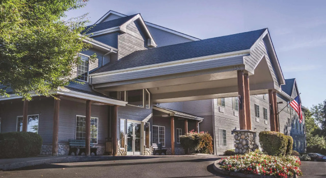 Кровать в общем номере La Quinta by Wyndham Eugene