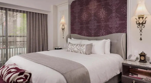 Люкс с балконом The Iveys Hotel