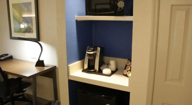 Четырёхместный номер Standard Holiday Inn Express Atlanta - Northeast I-85 - Clairmont Road by IHG