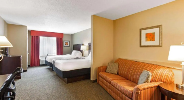 Четырёхместный люкс с 2 комнатами Garner Hotel Doswell Southeast by IHG