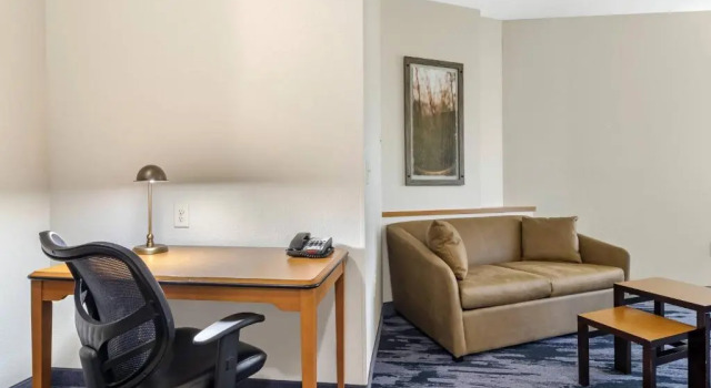 Двухместный люкс c 1 комнатой Fairfield Inn & Suites by Marriott Commerce