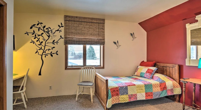 Hip Downtown Cottage - Walk to Beach, Pier, Dining, Varaa Lomakoti East Tawas Michigan