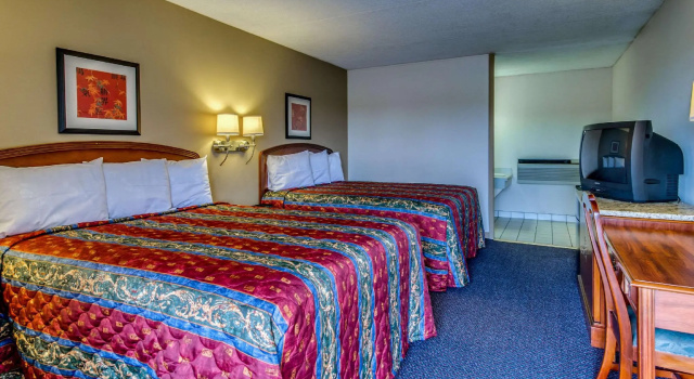Четырёхместный номер Standard Rodeway Inn Lumberton