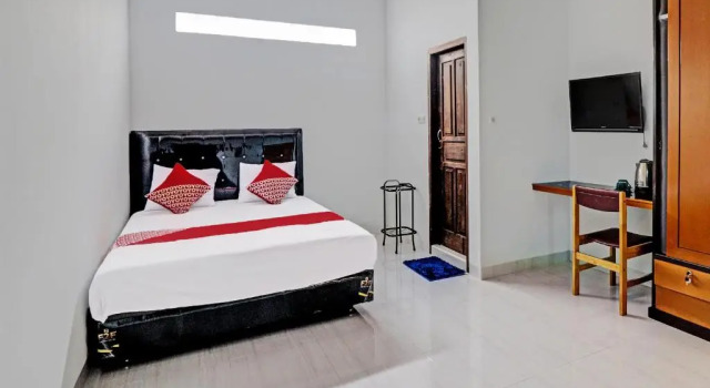 Номер Deluxe OYO 92057 Reny Kost Syariah