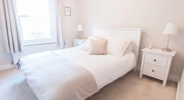 Tranquil 1BR Garden Flat for 2 in Trendy Battersea, Забронировать Отель Отели Англии 3 звезды, 3*