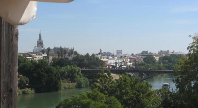 Апартаменты Trianabridgeviews Ático con vistas al puente de Triana calle Castilla 38