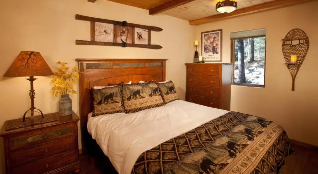 Коттедж Cottam's Lodge by Alpine Village Suites