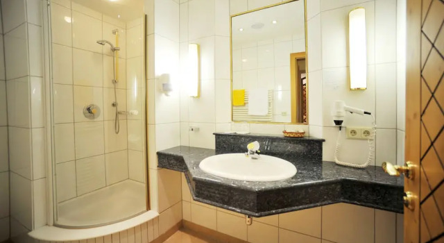 Одноместный номер Standard с балконом и с красивым видом из окна Thermal-Badhotel Kirchler