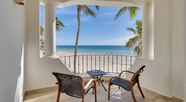 Апартаменты с 2 комнатами с балконом Beachfront Oasis in Cabo with Resort Amenities