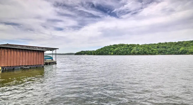 Коттедж Lakefront Rocky Mount Retreat w/ Swim Dock!