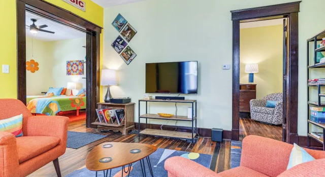 Retro-inspired Indy Home: Walk to Fountain Square!