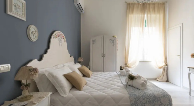 La Maison Romantique, Забронировать Гостевой дом Неаполь - Центральный вокзал Неаполь, рядом с Спакканаполи