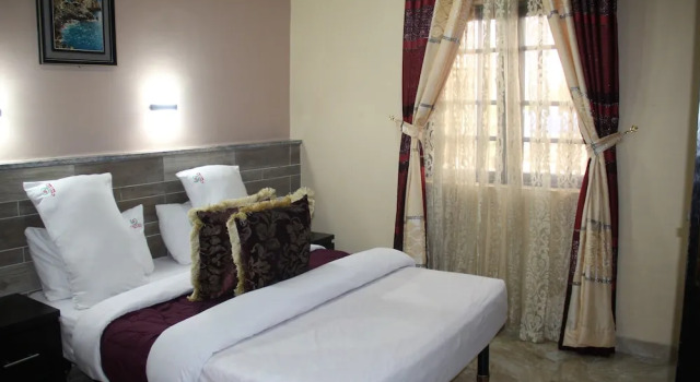 Choice Gate Hotel - Double Deluxe, Rezerwuj Hotel Benin Ikpoba-Okha