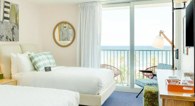 Четырёхместный номер Standard с красивым видом из окна Plunge Beach Resort