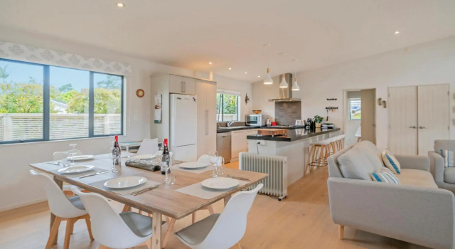 Upsides and Good Vibes - Pauanui Holiday Home, Rezerwuj Hotel Hotele w Auckland Region z parkingiem, Parking