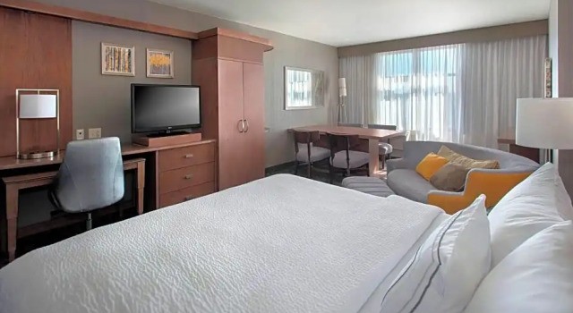 Двухместный люкс c 1 комнатой Courtyard by Marriott Philadelphia Lansdale