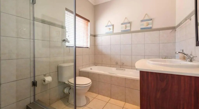 Sedgefield - Quick WALK to Beach. REDUCED Winter Rates - Sleeps 6 Guests