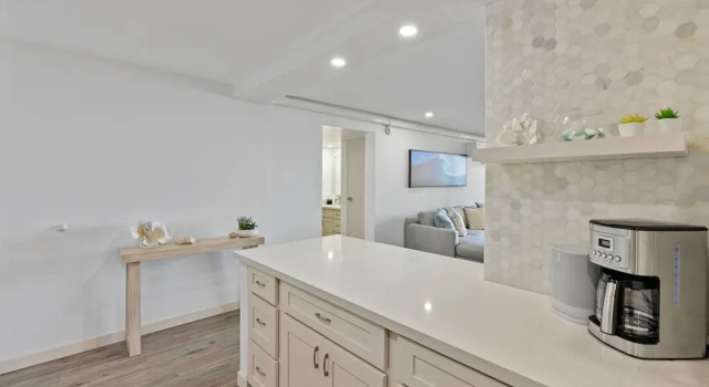 Remodeled Luxe Beachfront Escape Ocean Views AC, Забронировать Апартаменты/квартира Кахана West Maui