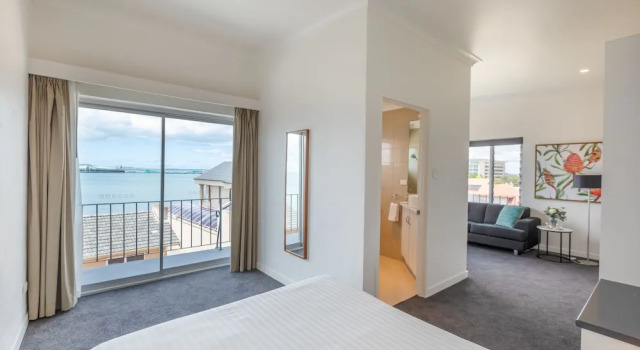 Люкс с балконом и с видом на океан Bay 10 - Suites and Apartments