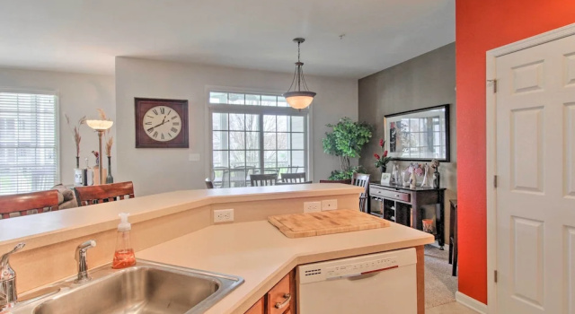 Вилла 4 Mi to Bethany Beach: Sunny Escape w/ Porches!