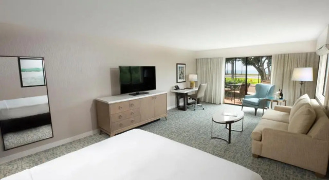 Номер Standard с балконом и с видом на океан Hilton Santa Barbara Beachfront Resort