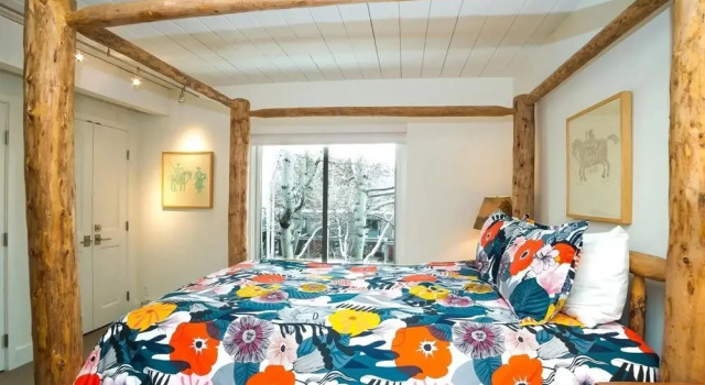 Centrally Located 3BR in Aspen Core With Pool & hot Tub!
