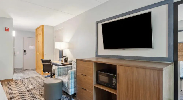 Четырёхместный номер Standard с балконом AmericInn by Wyndham Wisconsin Dells