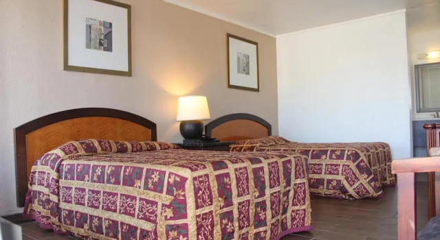 Четырёхместный номер Standard с балконом LoneStar Inn and Suites